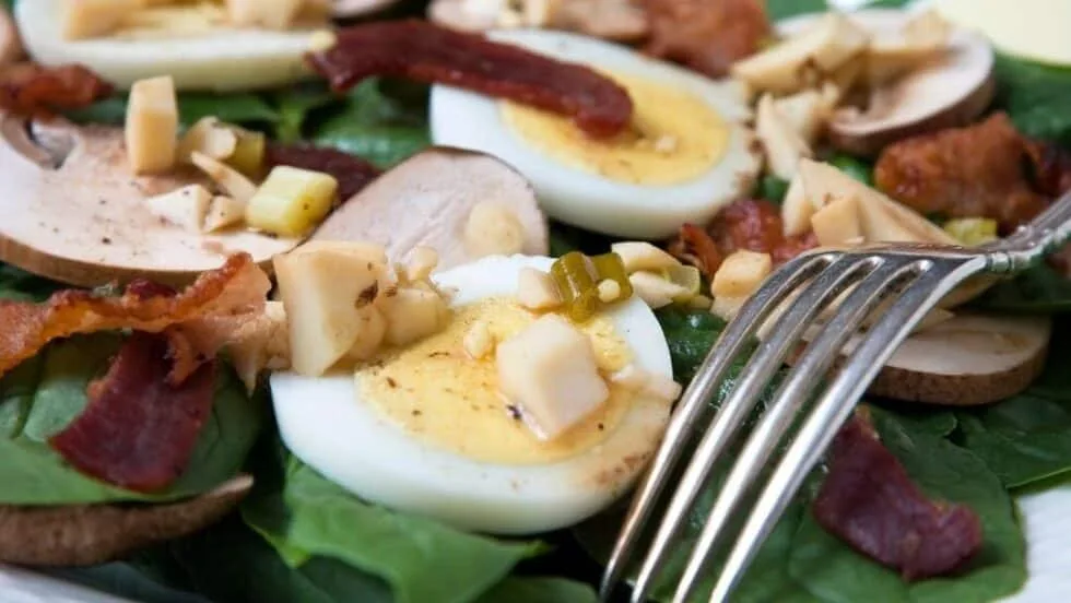 Low Carb Lunch – Spinach Salad With Warm Bacon Dressing